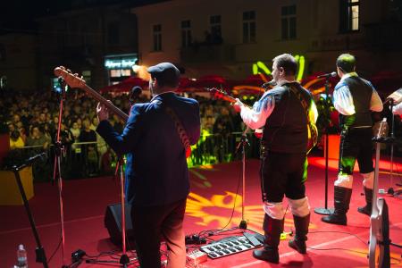 S soncem obsijan drugi festivalski dan 50. Dnevov narodnih noš in oblačilne dediščine v Kamniku (58)